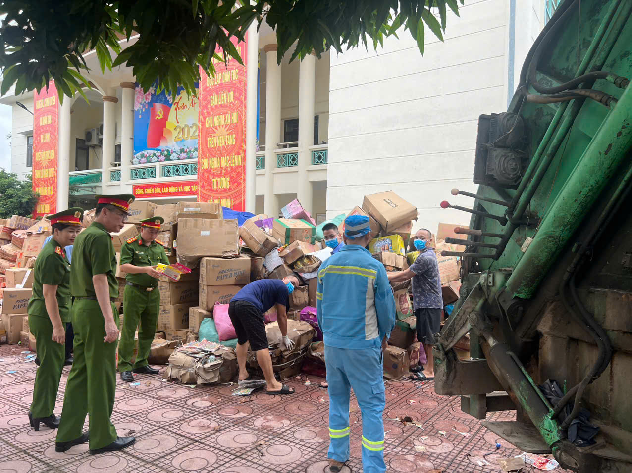 Hà Nội: Tiêu hủy 25 tấn bánh, kẹo, thực phẩm bẩn tại làng nghề La Phù - ảnh 4