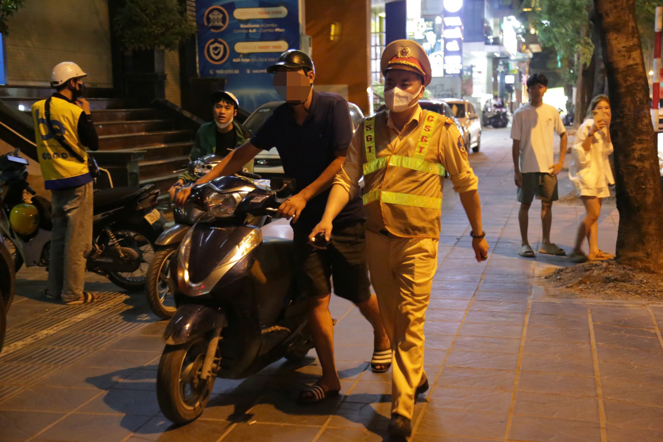 Hà Nội: Tăng cường kiểm soát nồng độ cồn trên các tuyến trọng điểm - ảnh 1