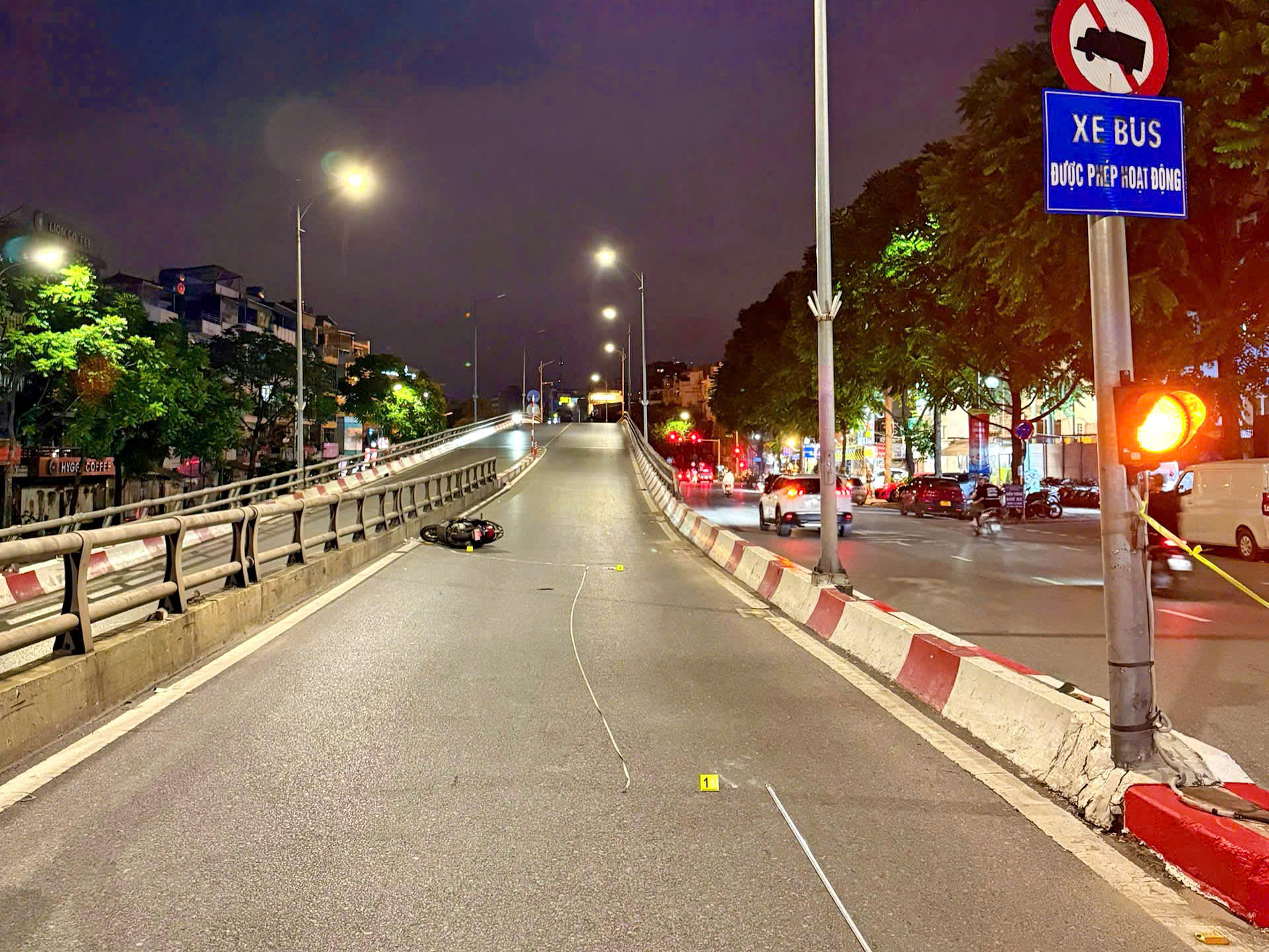 Thông báo tìm người liên quan đến vụ tai nạn giao thông trên cầu vượt Ô Đống Mác - ảnh 1