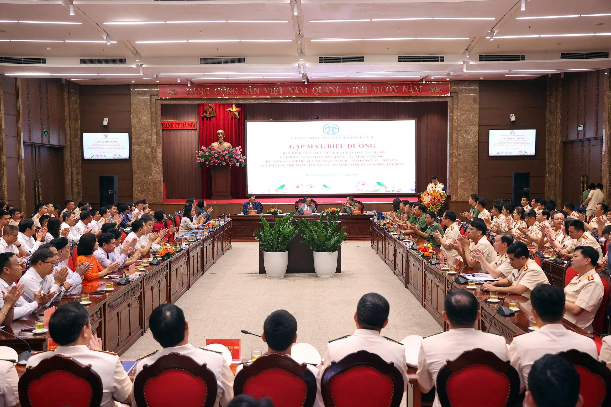 Hà Nội gặp mặt, biểu dương điển hình tiên tiến tiêu biểu của Công an Thủ đô - ảnh 2