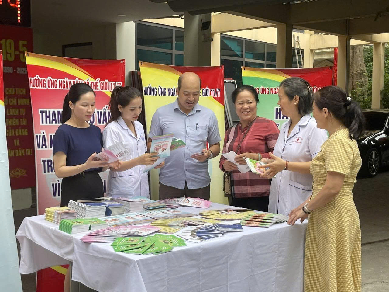 Hà Nội: Phường Phương Liệt tổ chức tuyên truyền lưu động hưởng ứng Ngày dân số thế giới 11/7 - ảnh 1