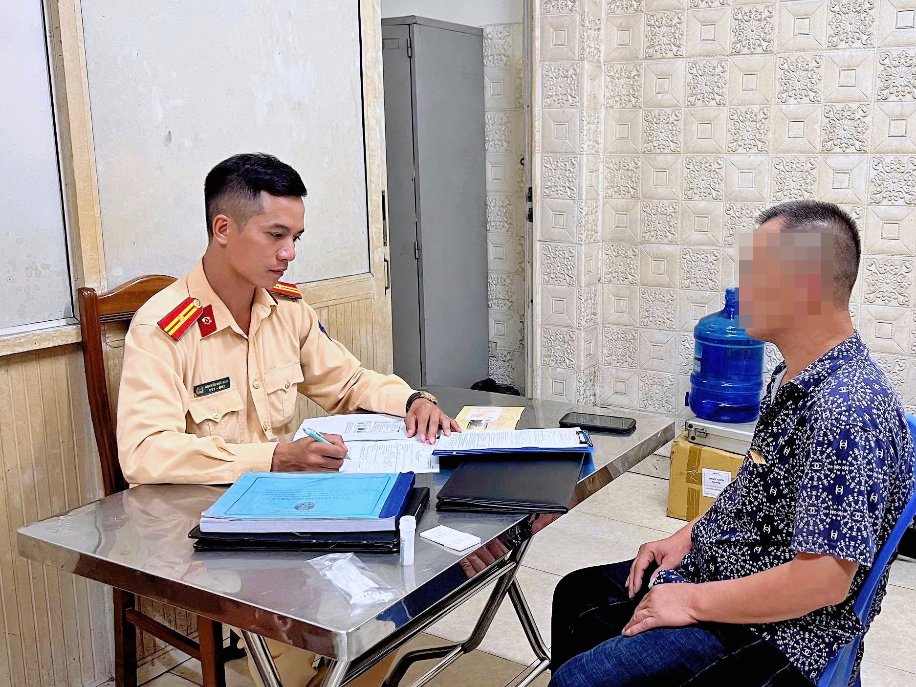 Hà Nội: Xác minh, xử phạt tài xế xe tải “leo” qua diải phân cách giữa đường - ảnh 2