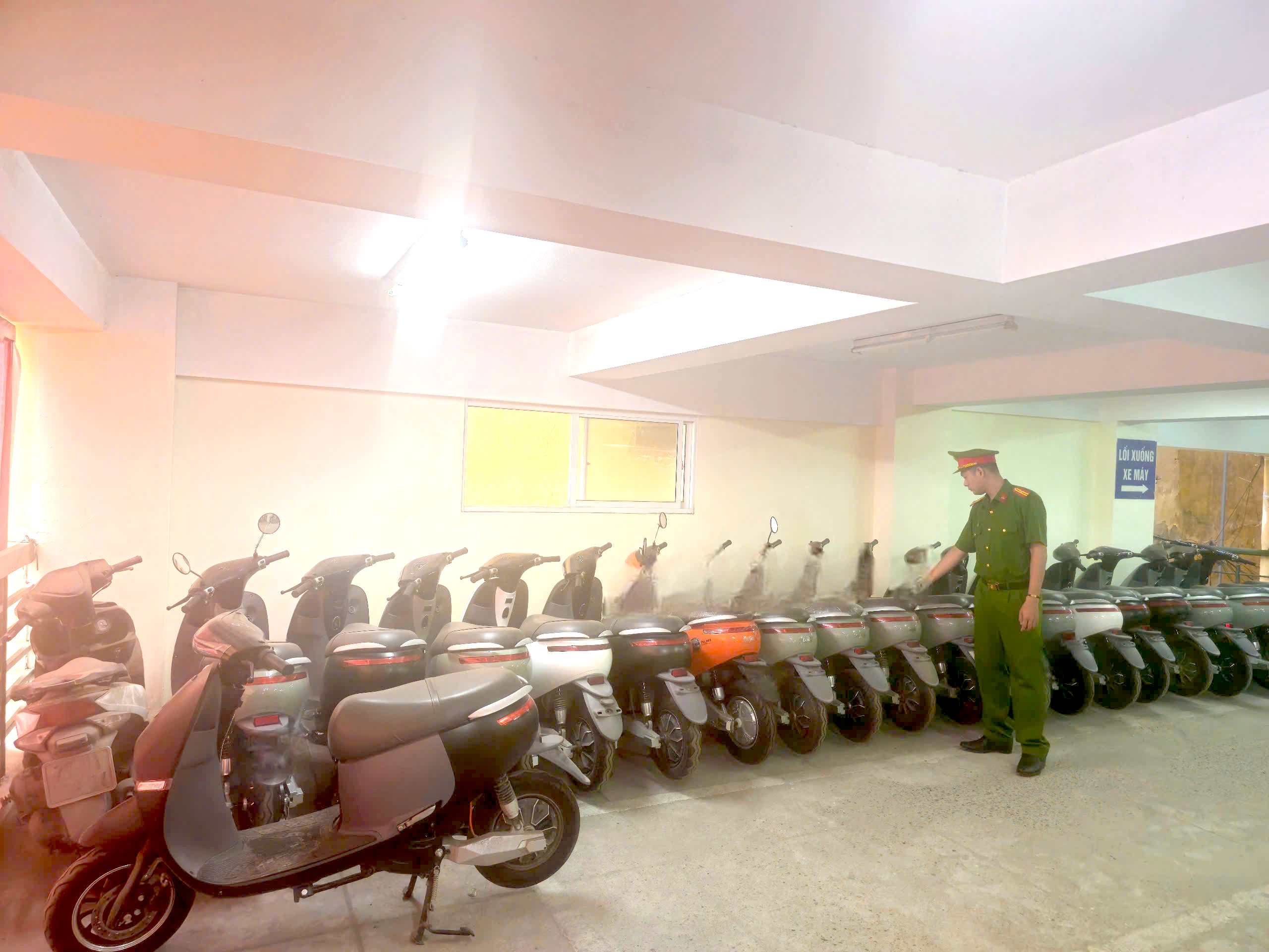 Triệt phá đường dây sản xuất xe máy điện giả - ảnh 1