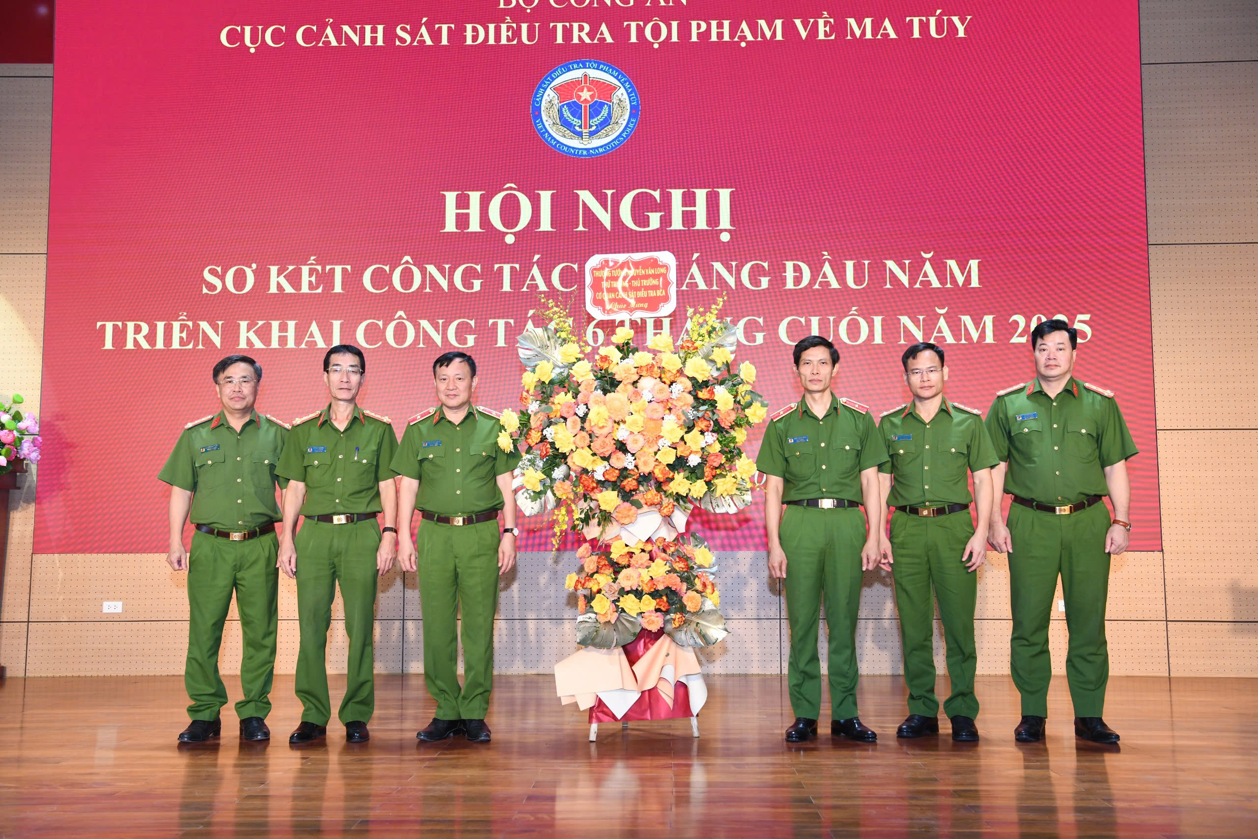 Sẵn sàng hy sinh, quyết tâm đẩy lùi tội phạm và tệ nạn ma túy ra khỏi xã hội - ảnh 1