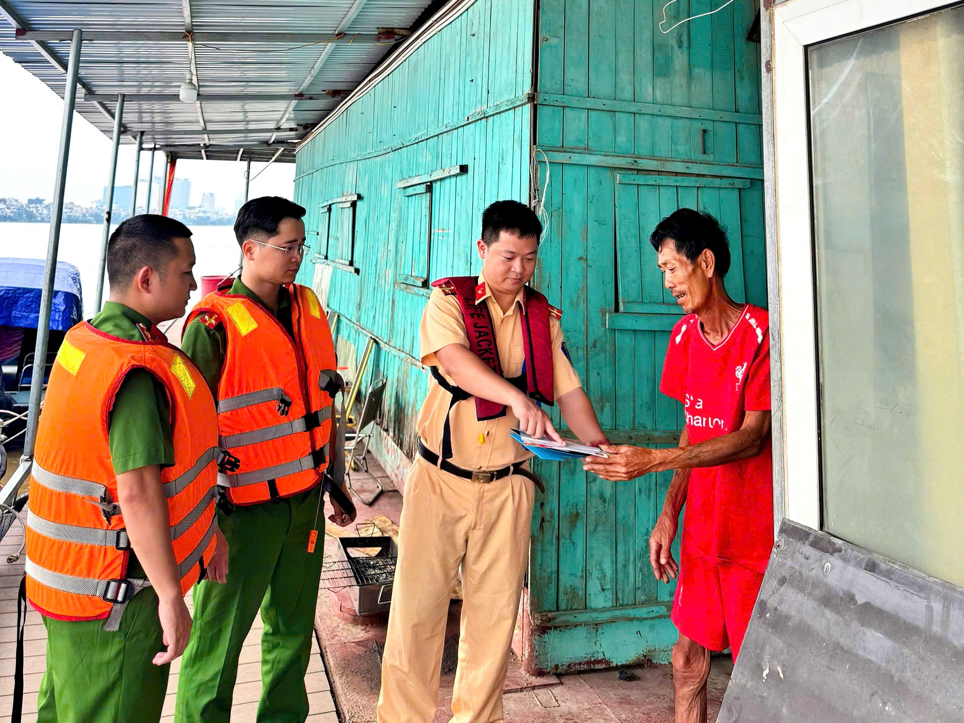 Hà Nội: Liên ngành kiểm tra, tuyên truyền phòng chống bão trên tuyến sông Hồng - ảnh 2