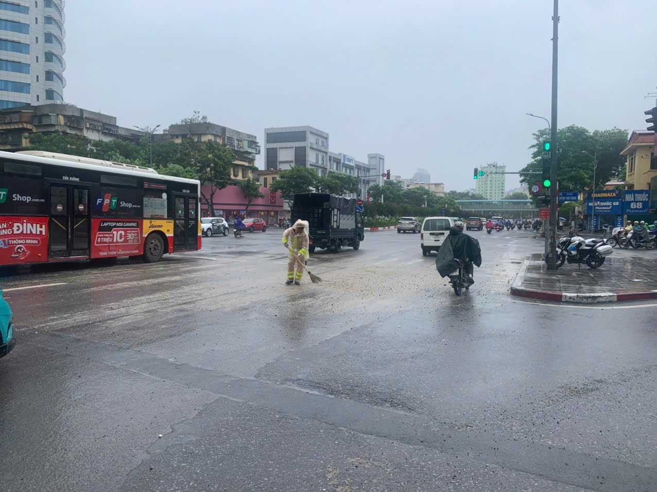 CSGT Hà Nội chủ động phương án, sẵn sàng ứng phó với cơn bão số 3 - ảnh 7
