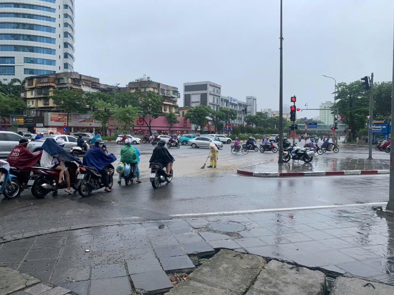 CSGT Hà Nội chủ động phương án, sẵn sàng ứng phó với cơn bão số 3 - ảnh 8