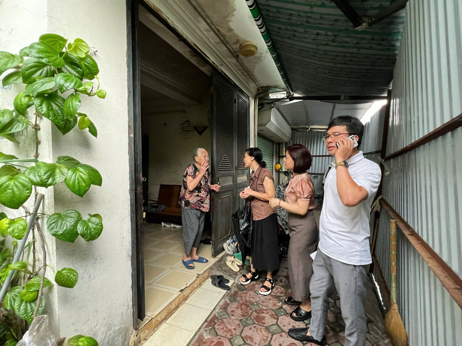Hà Nội di dân ở chung cư nguy hiểm tránh bão Wipha trong đêm - ảnh 2