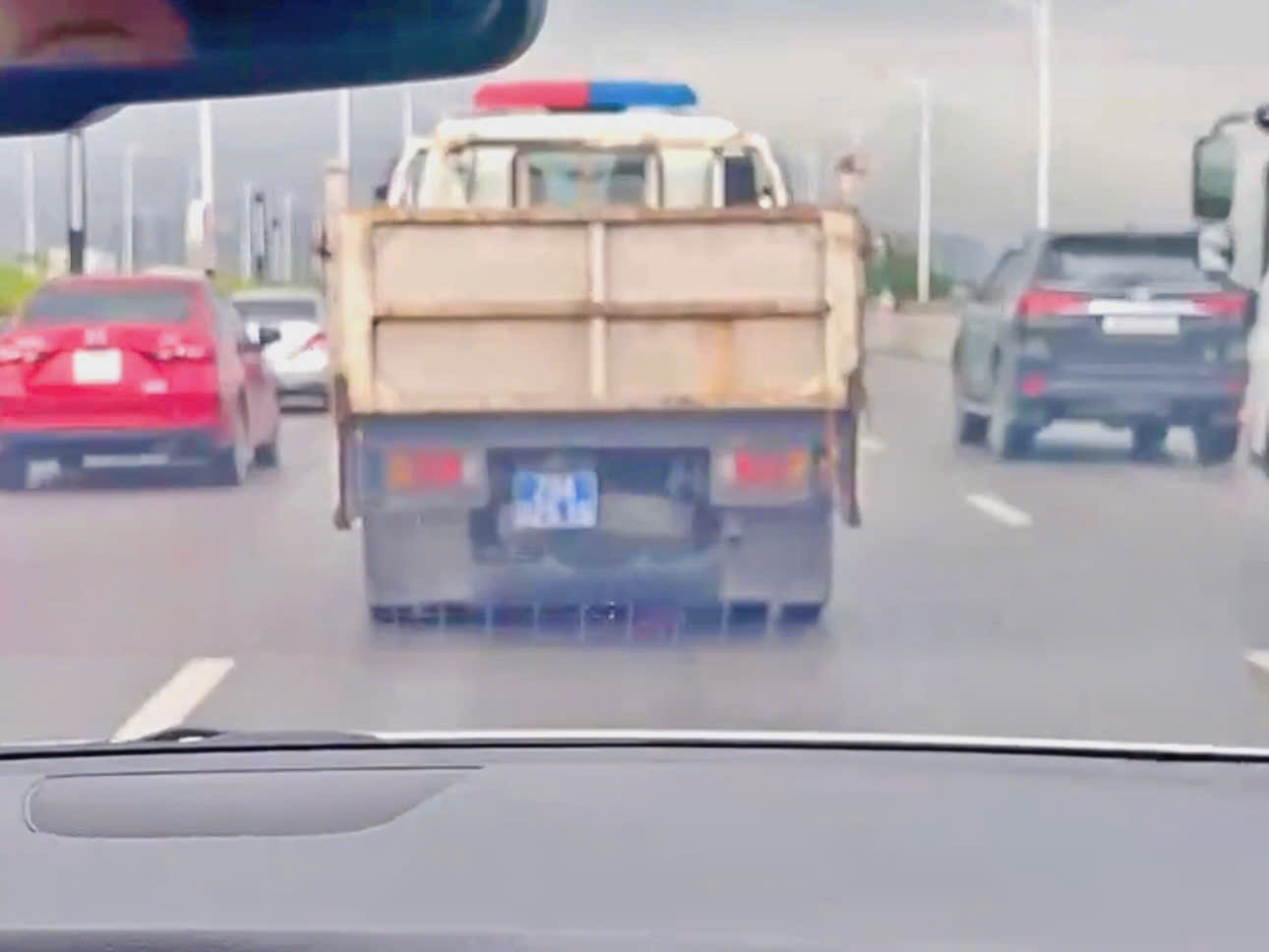 CSGT Hà Nội mở đường cho xe đưa người phụ nữ bị đột quỵ đi cấp cứu kịp thời - ảnh 1