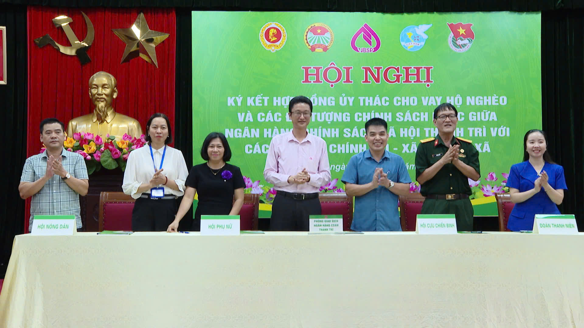 Xã Thanh Trì: Ký kết hợp đồng ủy thác cho vay hộ nghèo và các đối tượng chính sách khác - ảnh 1