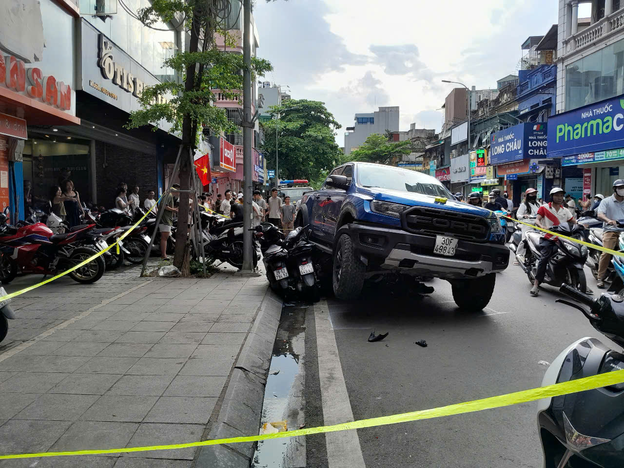 Hà Nội: Ô tô bán tải đâm trúng nhiều xe máy, CSGT và người dân hợp sức cứu nạn nhân - ảnh 1