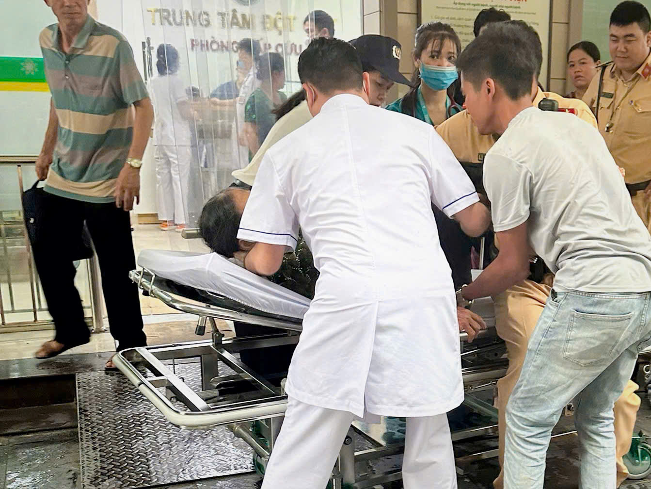 CSGT Hà Nội mở đường cho xe đưa người phụ nữ bị đột quỵ đi cấp cứu kịp thời - ảnh 2