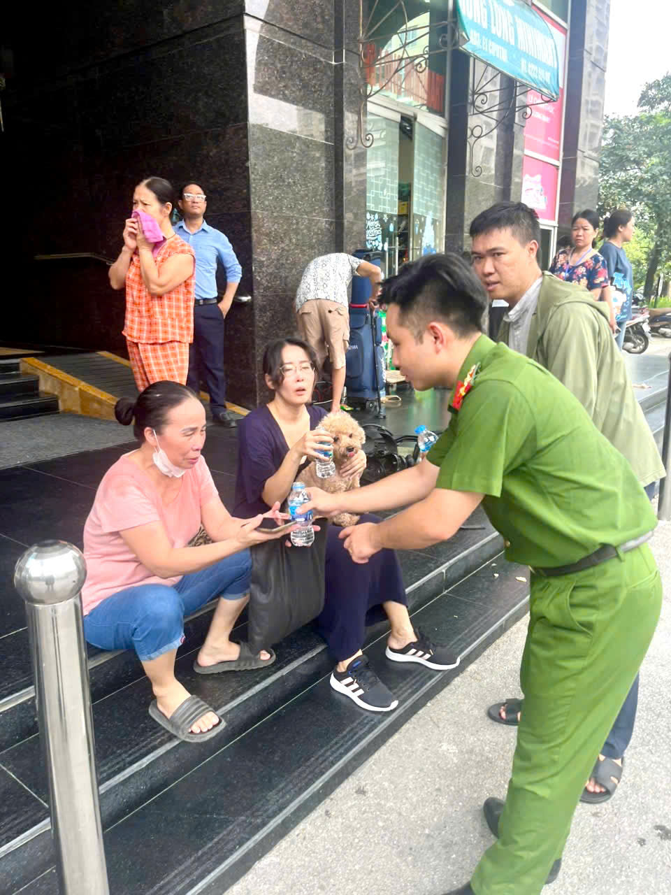 Cháy chung cư E1 Khu đô thị Nam Thăng Long, cảnh sát kịp thời hướng dẫn nhiều cư dân thoát nạn an toàn - ảnh 3