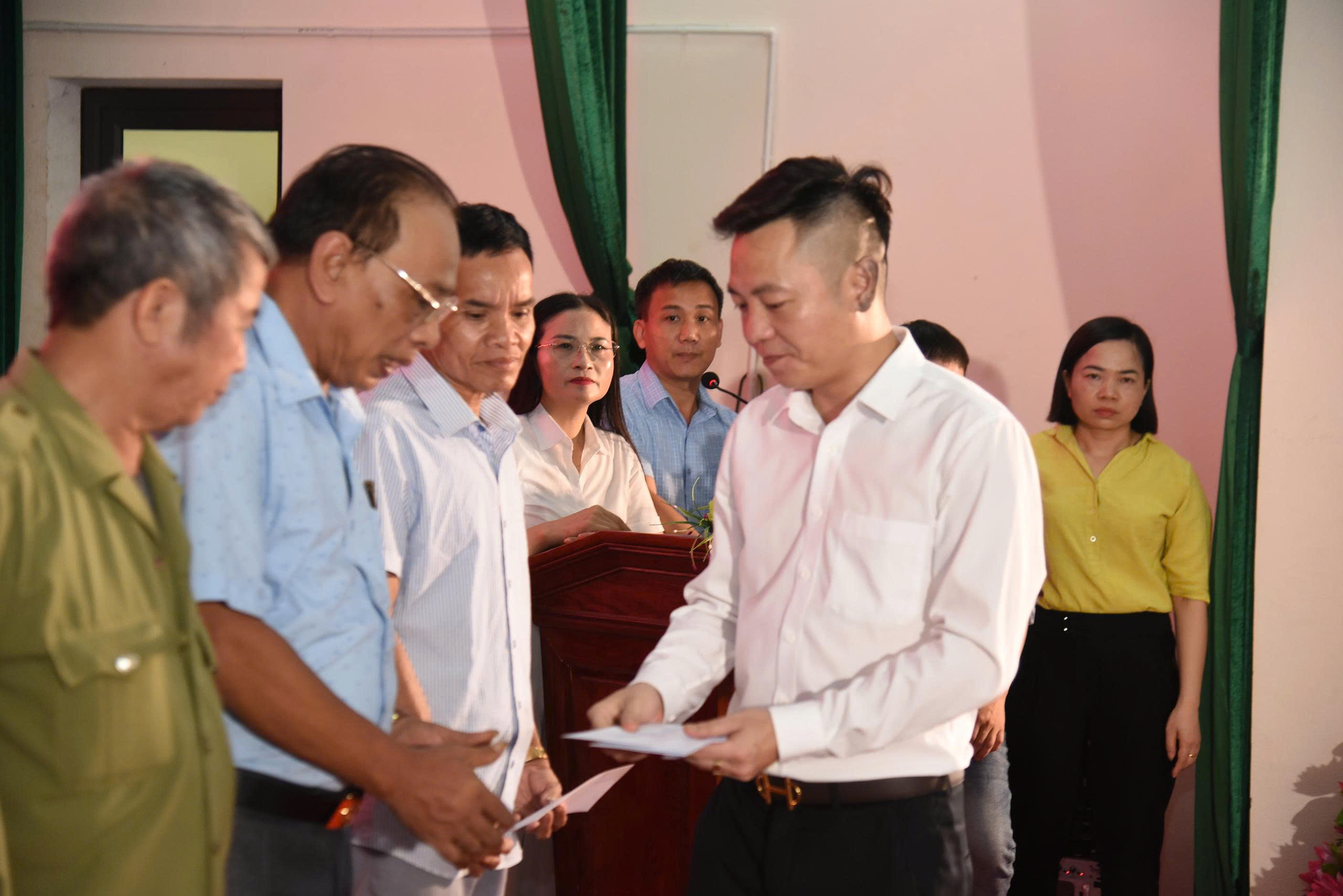 Tặng quà và khám bệnh miễn phí cho thương bệnh binh, các gia đình chính sách - ảnh 4