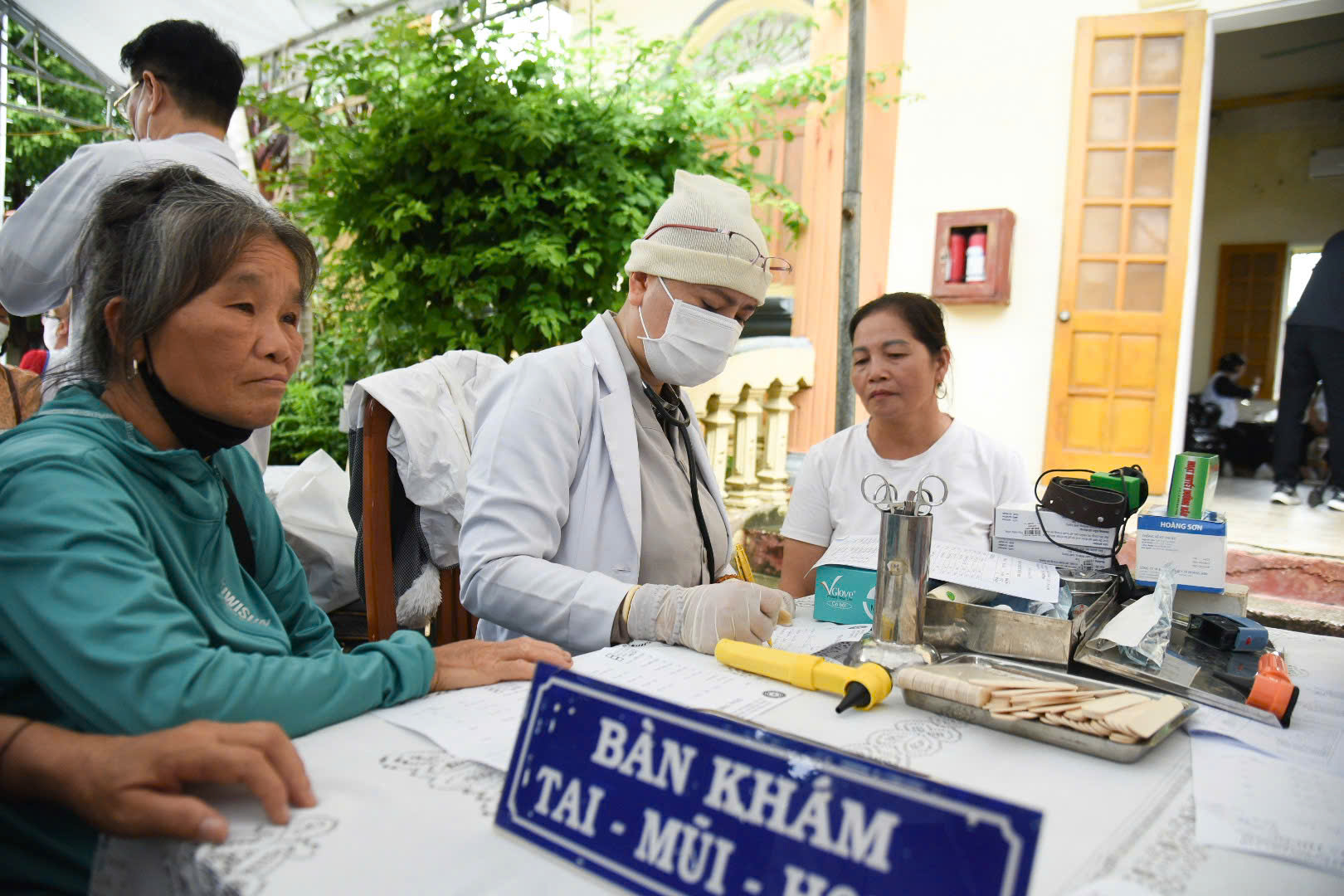 Tặng quà và khám bệnh miễn phí cho thương bệnh binh, các gia đình chính sách - ảnh 3