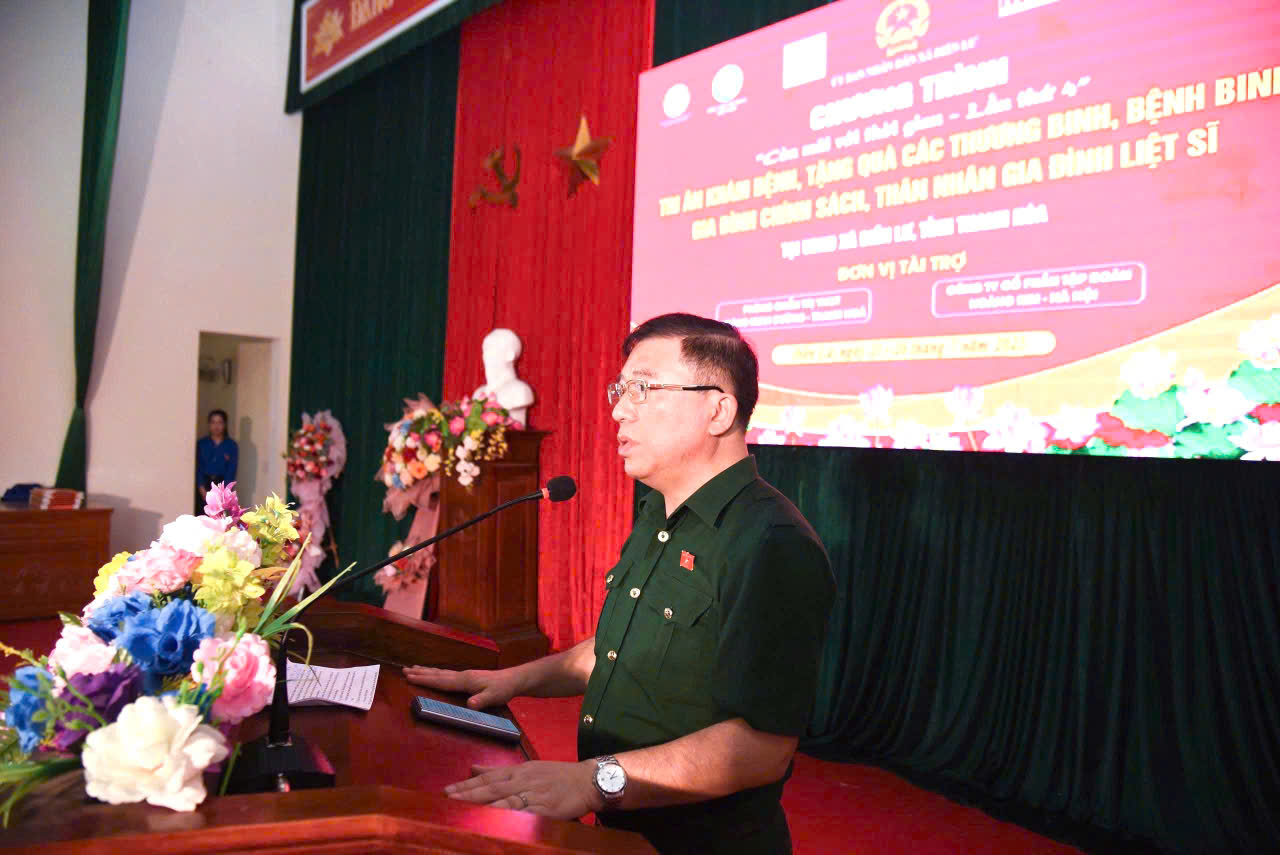 Tặng quà và khám bệnh miễn phí cho thương bệnh binh, các gia đình chính sách - ảnh 2