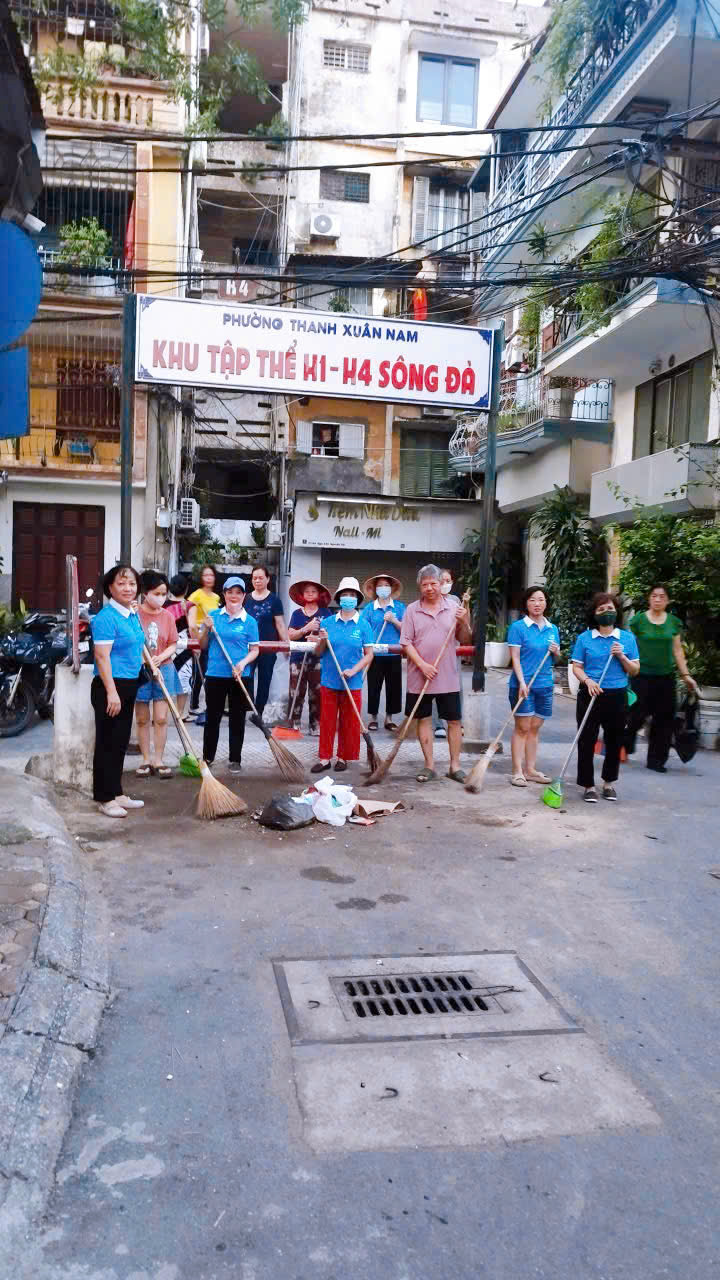 Hơn 200 cán bộ và nhân dân phường Thanh Liệt ra quân vệ sinh môi trường - ảnh 10