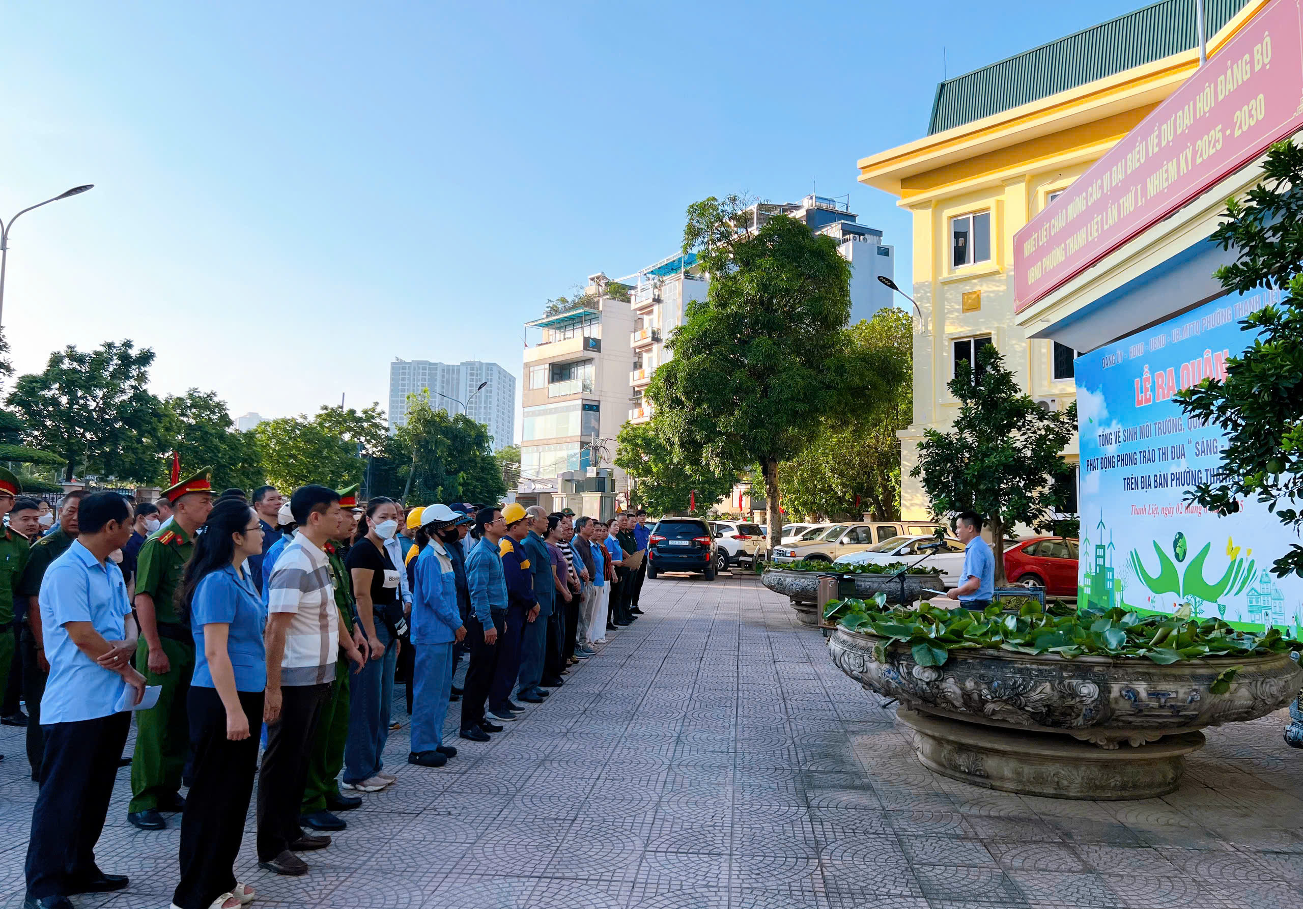 Hơn 200 cán bộ và nhân dân phường Thanh Liệt ra quân vệ sinh môi trường - ảnh 1