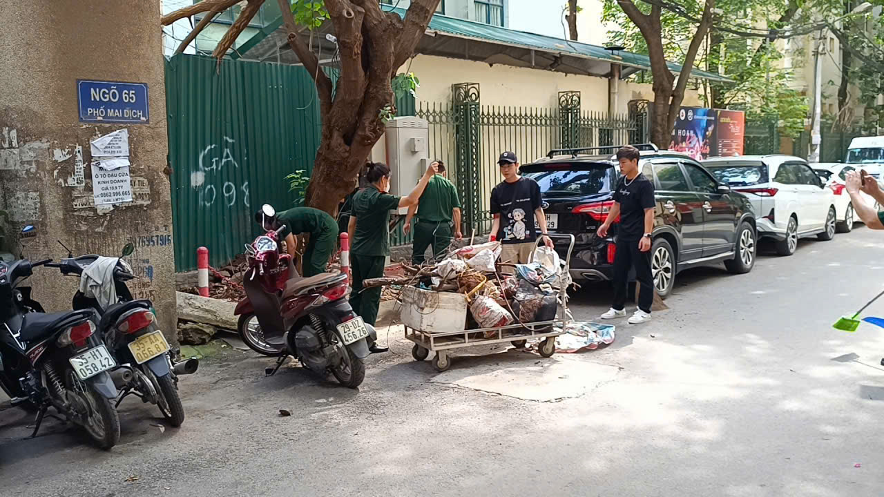Phường Phú Diễn ra quân tổng vệ sinh môi trường, xây dựng đô thị sáng - xanh - sạch - đẹp - ảnh 7