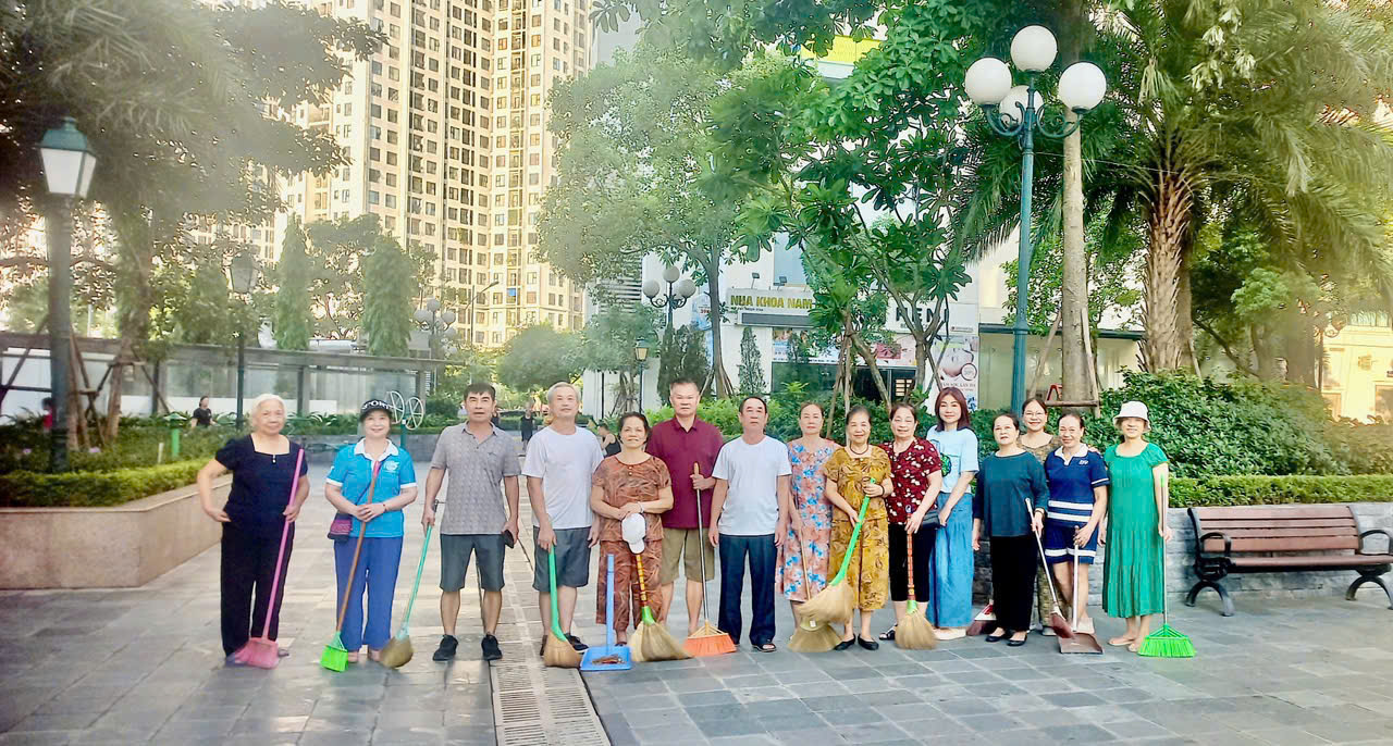 Phường Phú Diễn ra quân tổng vệ sinh môi trường, xây dựng đô thị sáng - xanh - sạch - đẹp - ảnh 3