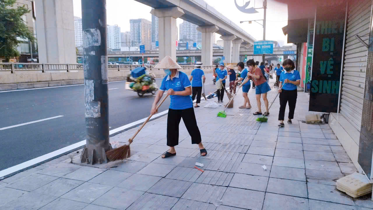Hơn 200 cán bộ và nhân dân phường Thanh Liệt ra quân vệ sinh môi trường - ảnh 8
