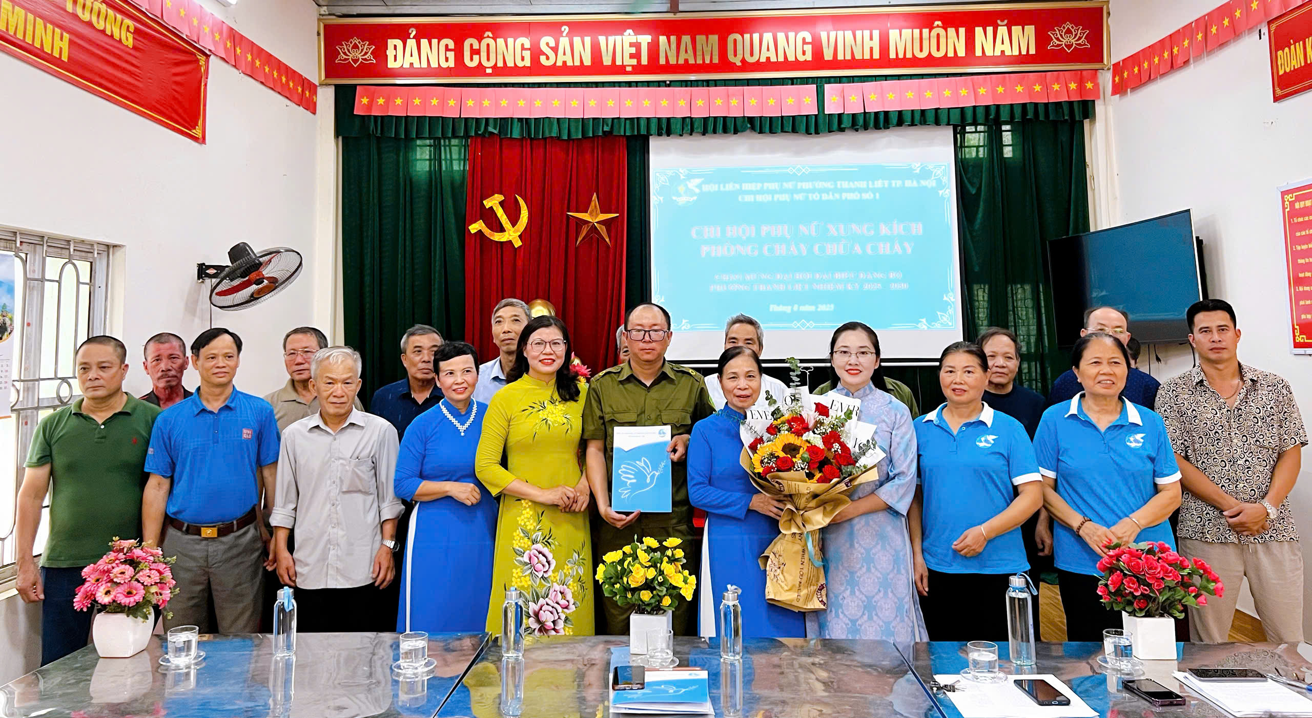 Phường Thanh Liệt gắn biển công trình “Chi hội Phụ nữ xung kích phòng cháy, chữa cháy” - ảnh 1