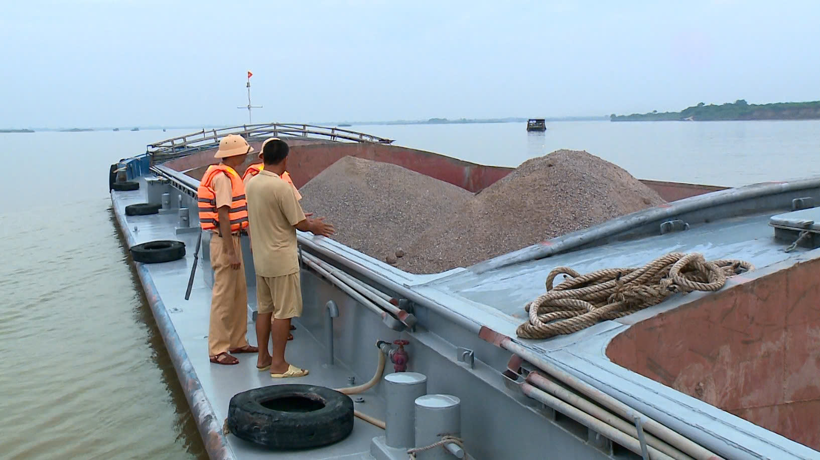 Hà Nội: Duy trì kiểm soát chặt vận tải đường thủy trên sông Hồng - ảnh 2