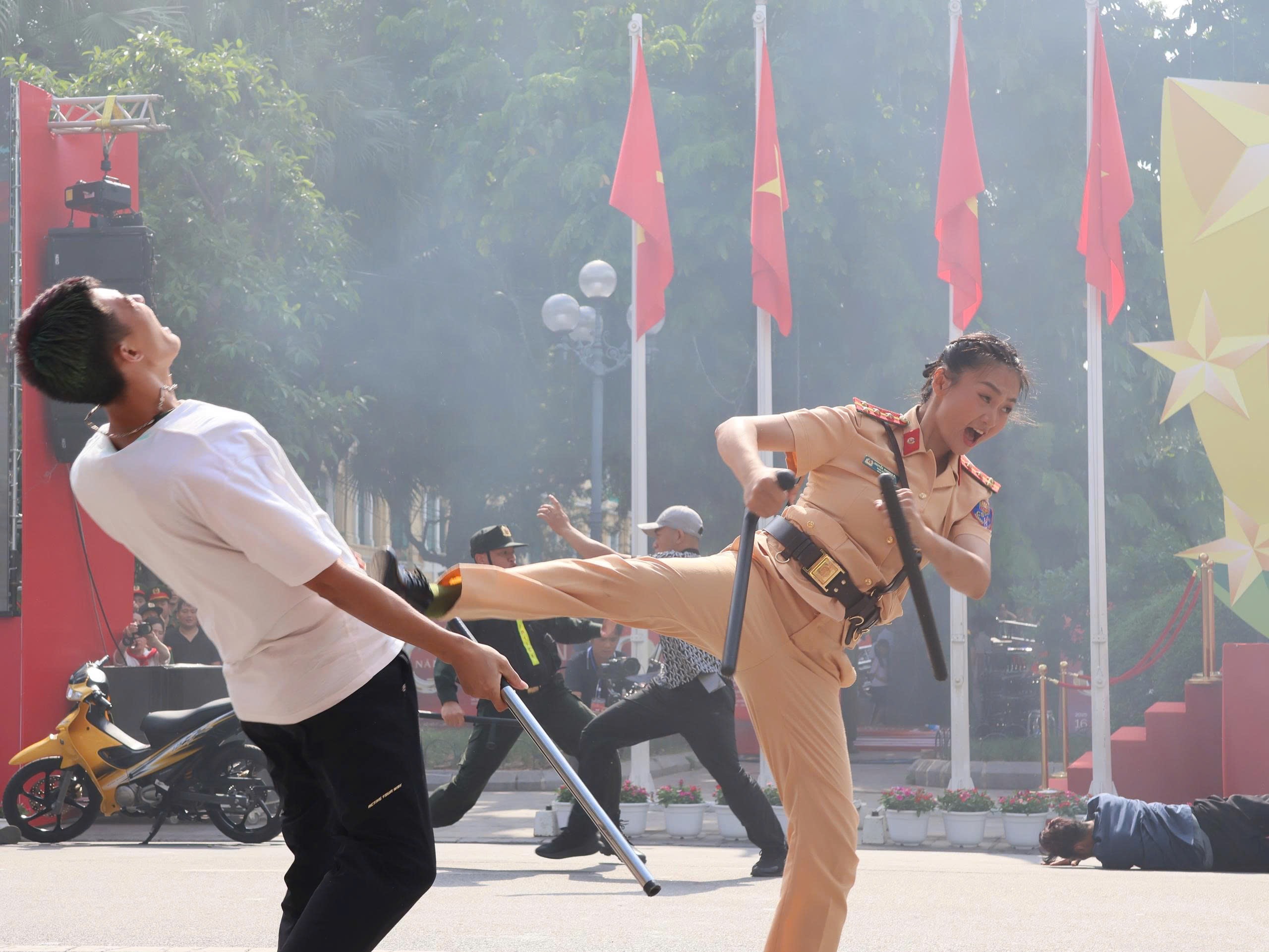 Lực lượng CSGT Thủ đô góp phần bảo đảm thành công “Ngày hội Vì Thủ đô bình yên” - ảnh 9