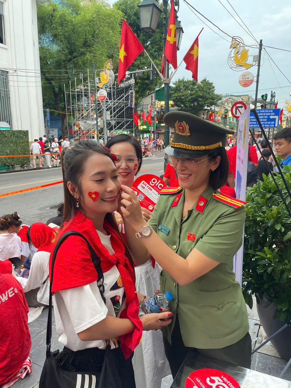 Hình ảnh đẹp của phụ nữ Công an Thủ đô trong Lễ diễu binh, diễu hành A80 - ảnh 10