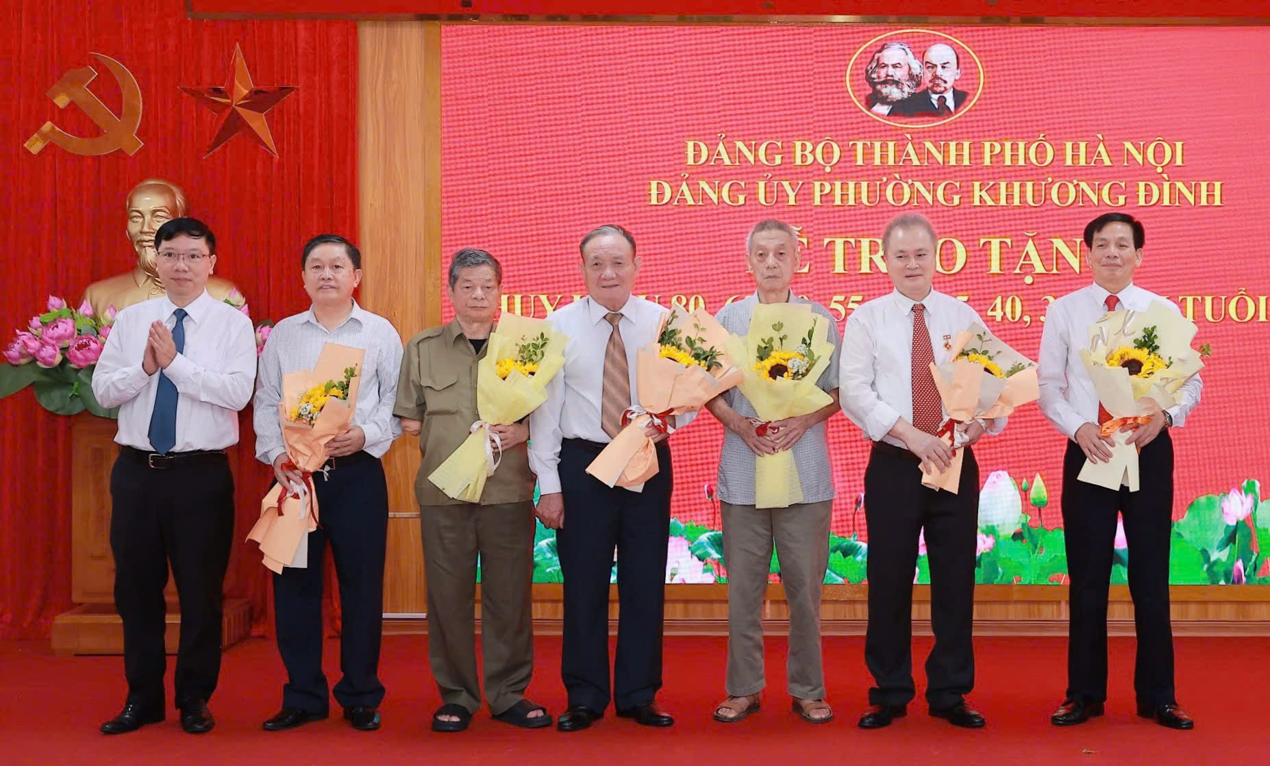 Phó Chủ tịch Thường trực Uỷ ban MTTQ Việt Nam TP Hà Nội Bùi Huyền Mai trao Huy hiệu Đảng tại phường Khương Đình - ảnh 3
