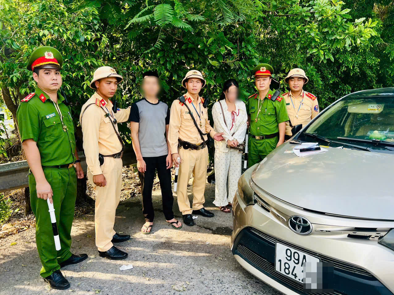 Hà Nội: Đang làm nhiệm vụ, Cảnh sát giao thông phát hiện, bắt giữ một phụ nữ tàng trữ ma túy - ảnh 1