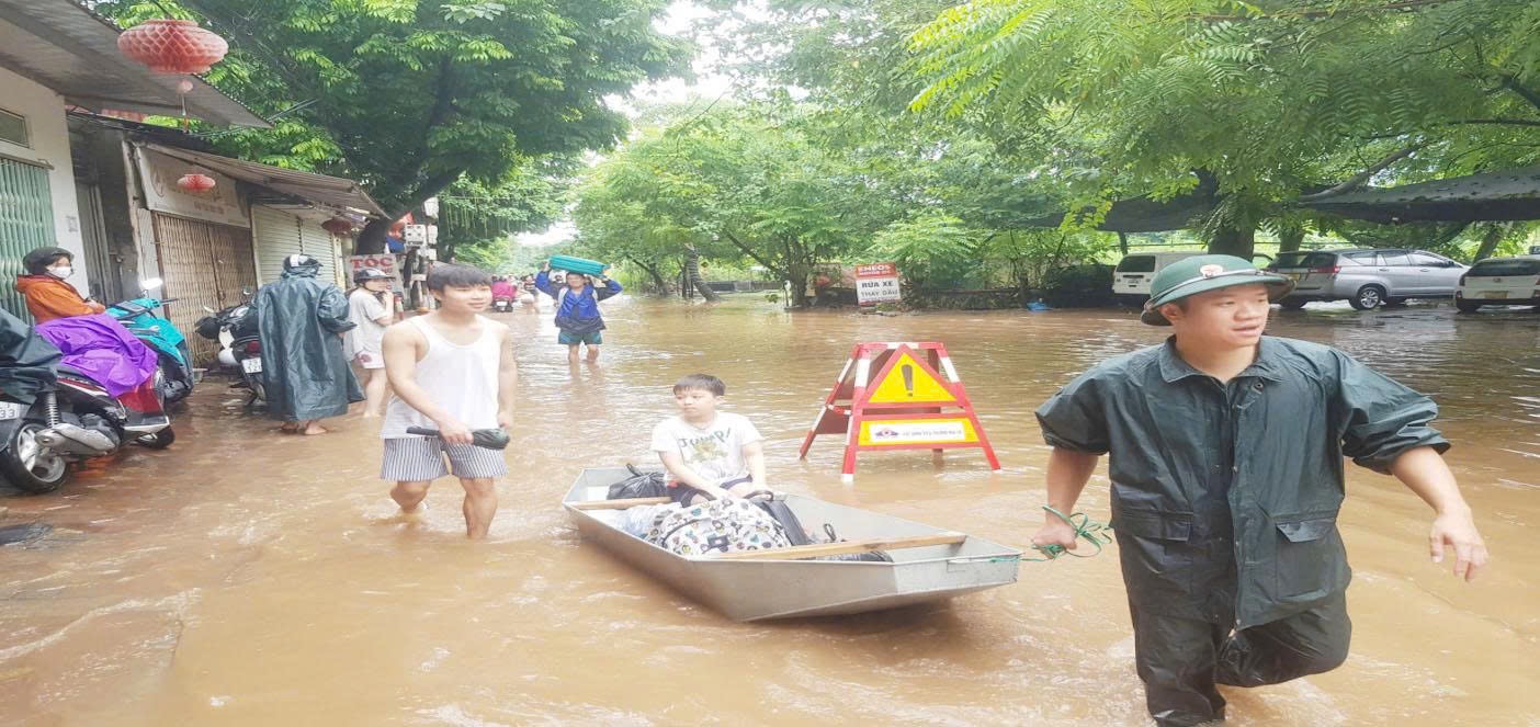 Chính quyền và nhân dân phường Đông Ngạc nỗ lực hỗ trợ người dân Ecohome và Resco sau cơn bão số 5 - ảnh 9
