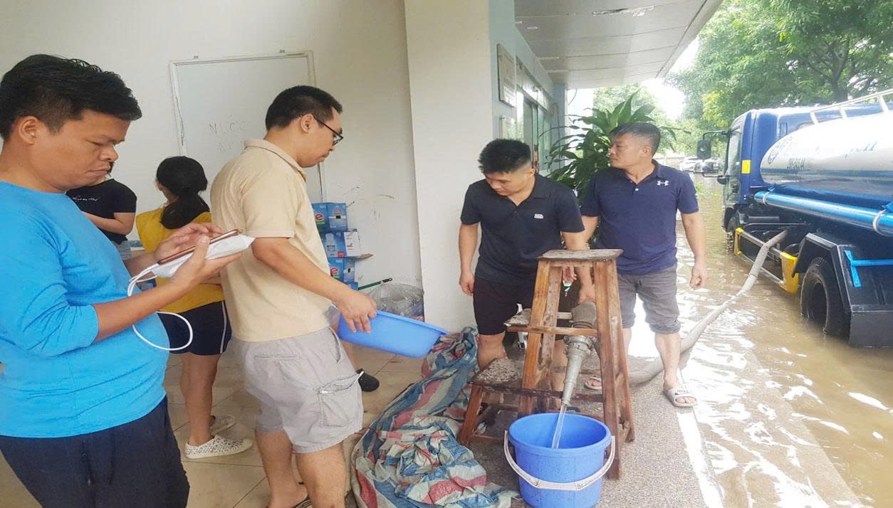 Chính quyền và nhân dân phường Đông Ngạc nỗ lực hỗ trợ người dân Ecohome và Resco sau cơn bão số 5 - ảnh 7