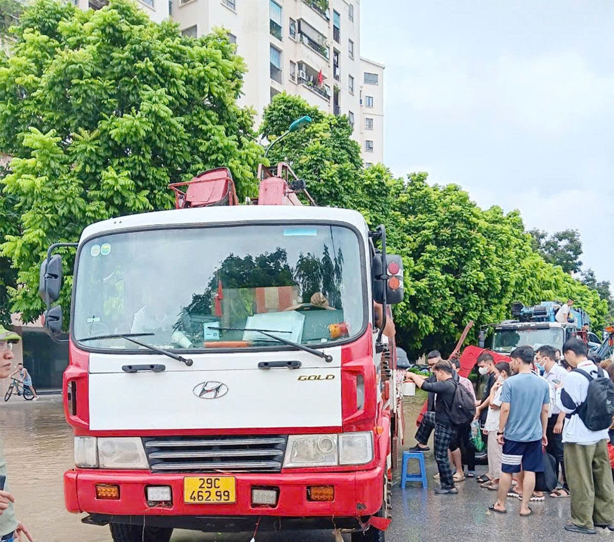 Chính quyền và nhân dân phường Đông Ngạc nỗ lực hỗ trợ người dân Ecohome và Resco sau cơn bão số 5 - ảnh 8