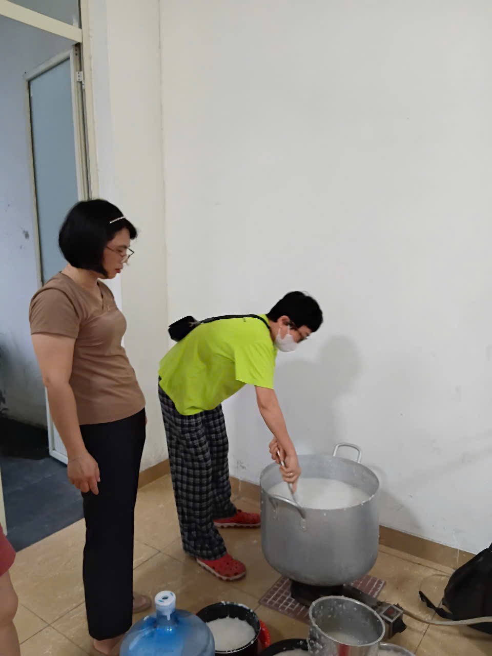 Chính quyền và nhân dân phường Đông Ngạc nỗ lực hỗ trợ người dân Ecohome và Resco sau cơn bão số 5 - ảnh 10