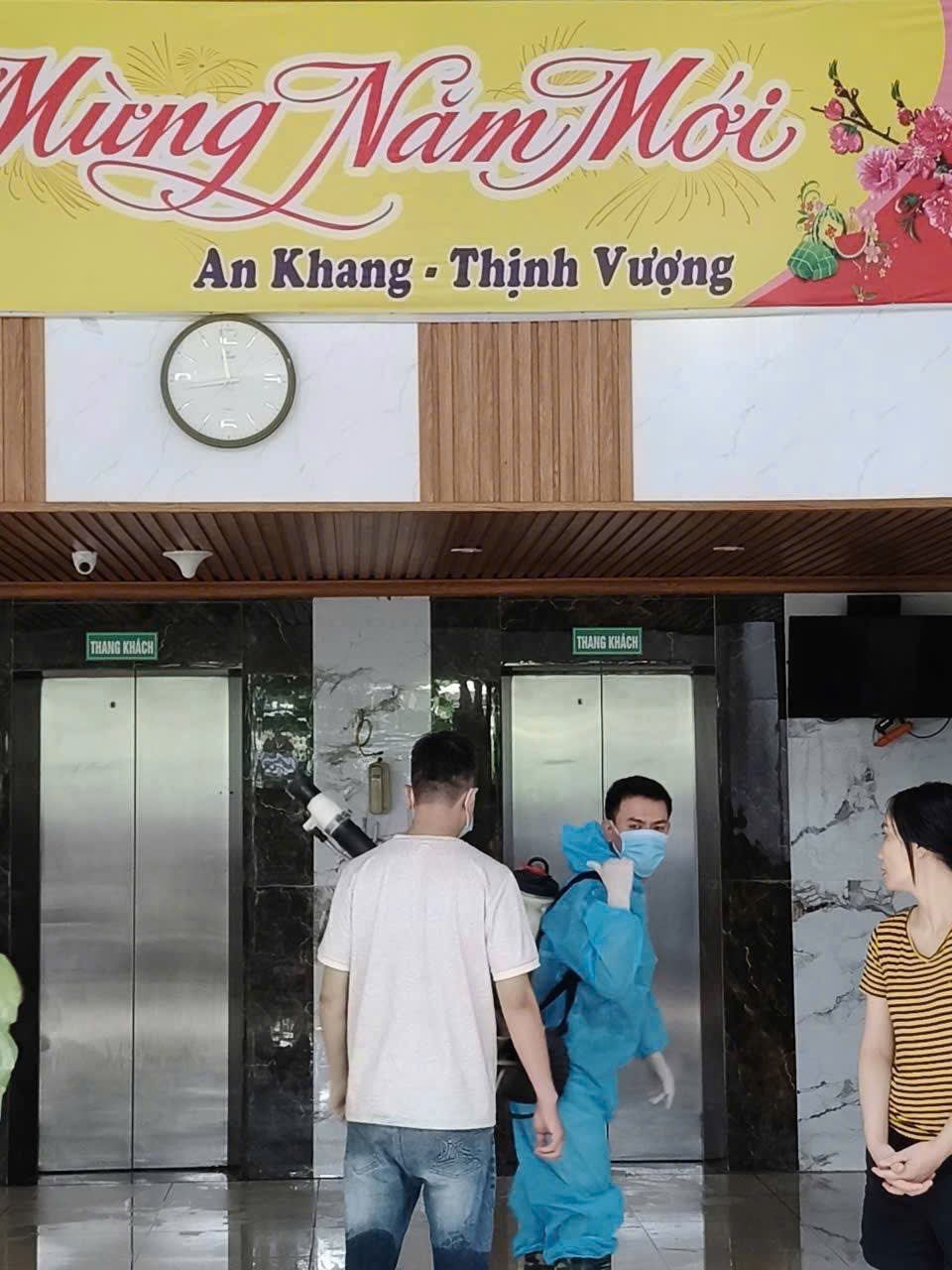 Chính quyền và nhân dân phường Đông Ngạc nỗ lực hỗ trợ người dân Ecohome và Resco sau cơn bão số 5 - ảnh 15