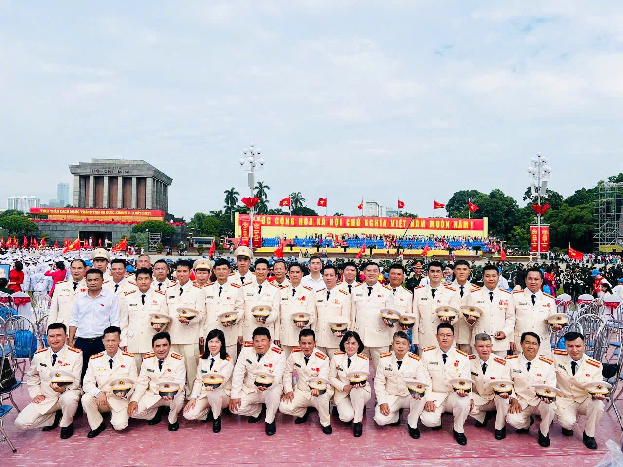 Công an Hà Nội tri ân người có công tại buổi tổng duyệt Lễ diễu binh A80 - ảnh 3