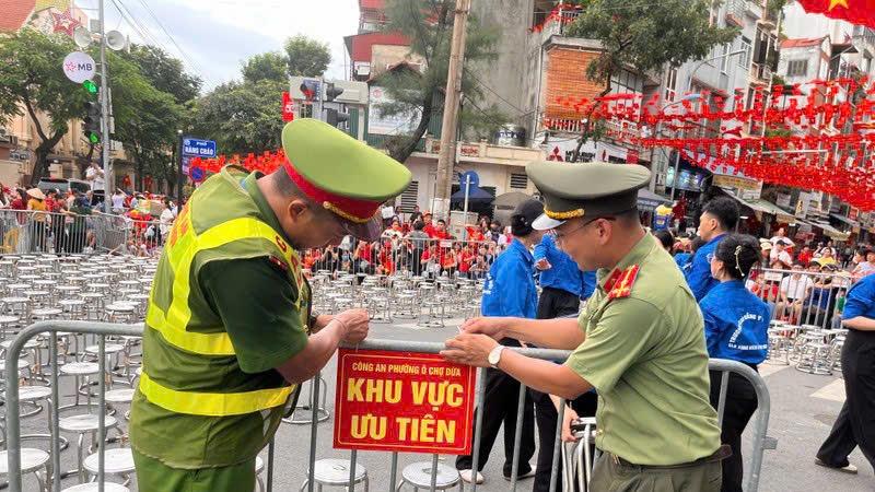 Không để xảy ra tình trạng giữ chỗ, chiếm chỗ khi xem diễu binh, diễu hành - ảnh 3