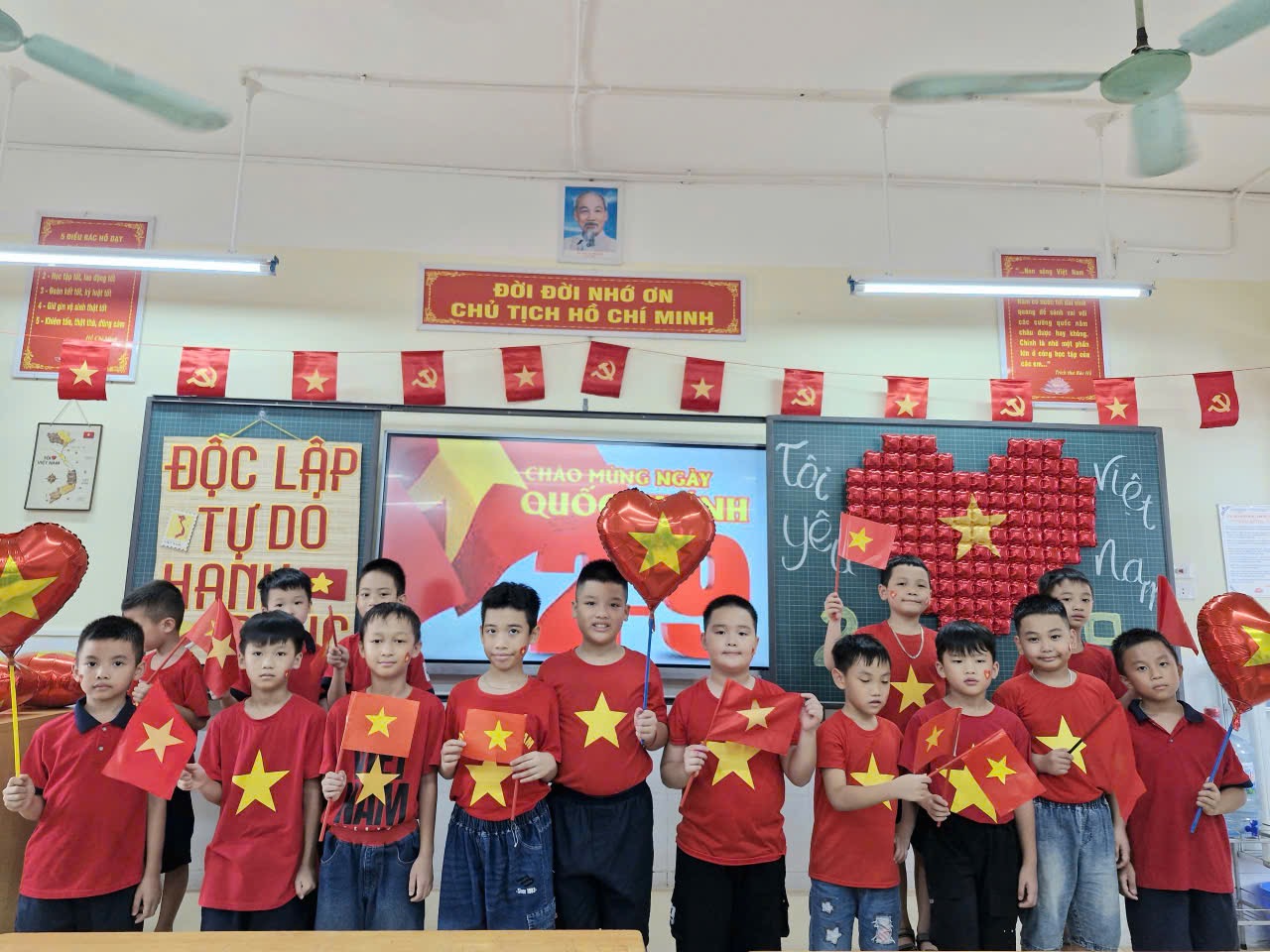 Phường Đông Ngạc rộn ràng sắc đỏ chào mừng Quốc khánh 2/9 - ảnh 15