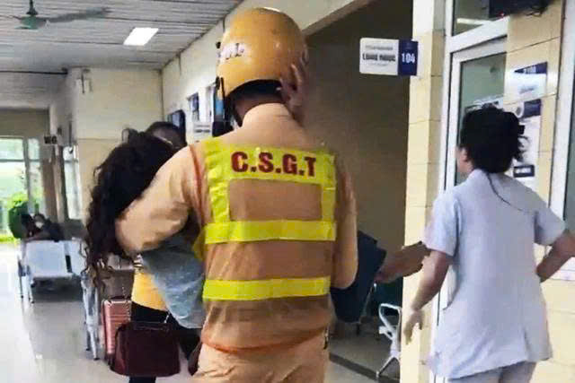 Hà Nội: CSGT mở đường 8 km, đưa người phụ nữ gặp nạn vào viện kịp thời - ảnh 2