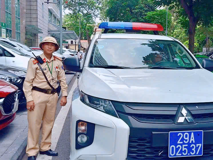 Hà Nội: Cảnh sát giao thông kịp thời mở đường đưa người dân đi cấp cứu - ảnh 2