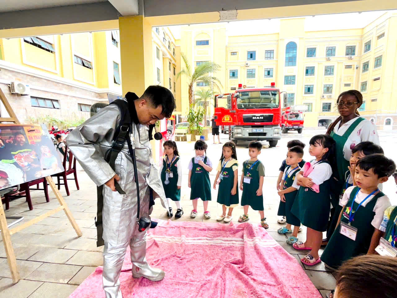Khi trẻ mầm non được làm... lính cứu hỏa - ảnh 6