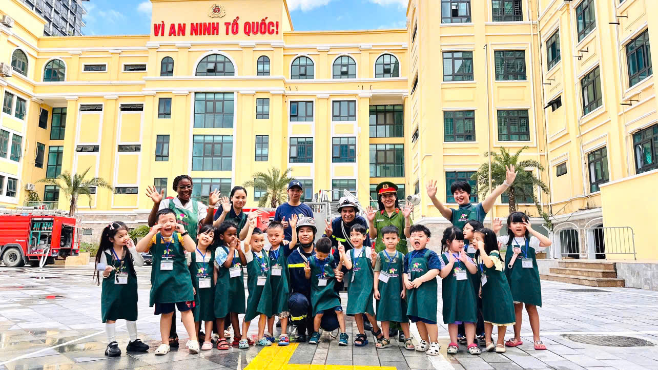 Khi trẻ mầm non được làm... lính cứu hỏa - ảnh 1