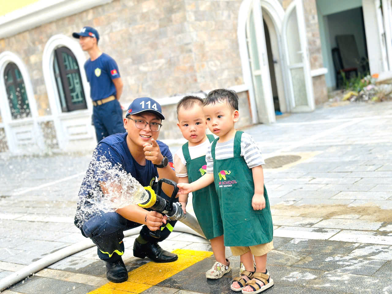 Khi trẻ mầm non được làm... lính cứu hỏa - ảnh 9