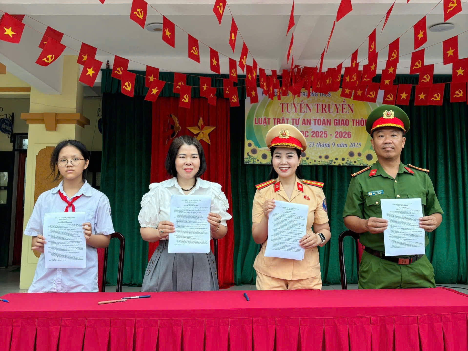 Phổ biến kiến thức về an toàn giao thông cho 1.500 học sinh trường THCS Trung Giã - ảnh 2