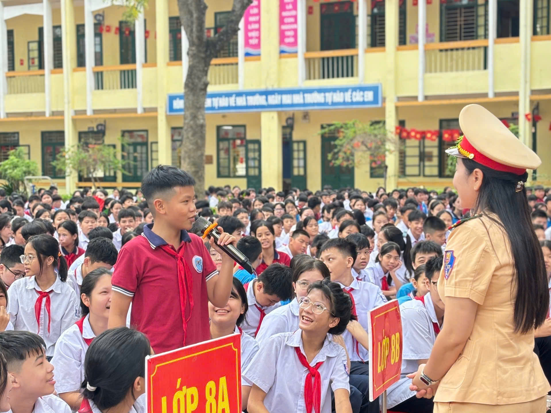 Phổ biến kiến thức về an toàn giao thông cho 1.500 học sinh trường THCS Trung Giã - ảnh 1