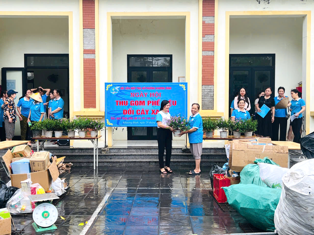 Phụ nữ Khương Đình đổi phế liệu lấy cây xanh, gây quỹ ủng hộ phụ nữ và trẻ em khó khăn - ảnh 6