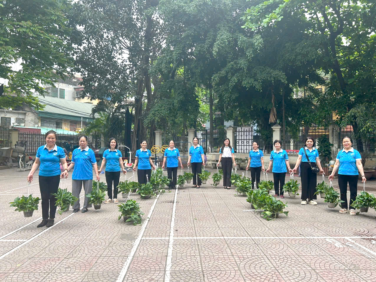 Phụ nữ Khương Đình đổi phế liệu lấy cây xanh, gây quỹ ủng hộ phụ nữ và trẻ em khó khăn - ảnh 5