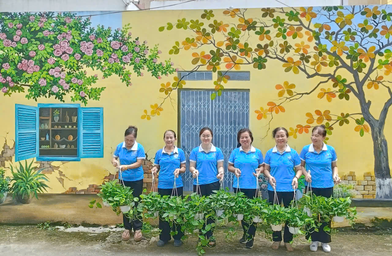 Phụ nữ Khương Đình đổi phế liệu lấy cây xanh, gây quỹ ủng hộ phụ nữ và trẻ em khó khăn - ảnh 4