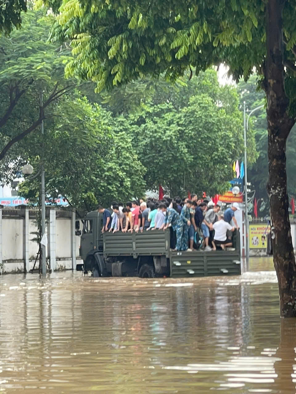 Phường Đông Ngạc: Khẩn trương các biện pháp ứng phó úng ngập do ảnh hưởng bão số 10 - ảnh 9